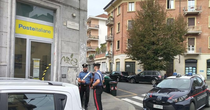 I carabinieri davanti all'ufficio postale I carabinieri davanti all'ufficio postale