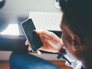 persona che usa cellulare