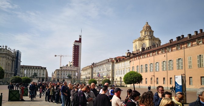 Immagine d'archivio di visitatori in coda per entrare ai Musei Reali di Torino Immagine d'archivio di visitatori in coda per entrare ai Musei Reali di Torino