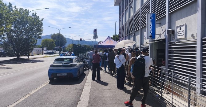 In fila sotto il sole per i permessi di soggiorno: si riaccende la questione via Botticelli
