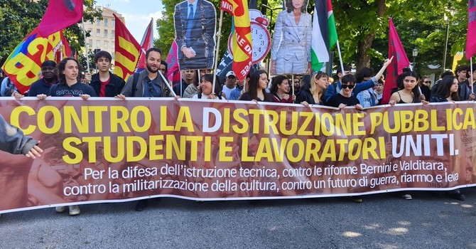 Studenti e docenti insieme contro la riforma della scuola: "La tecnica è cultura"