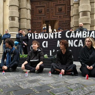 Protesta degli ambientalisti davanti a Palazzo Lascaris