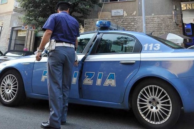 Nasconde una katana sotto l'auto durante un controllo, arrestato 32enne a Madonna del Pilone Nasconde una katana sotto l'auto durante un controllo, arrestato 32enne a Madonna del Pilone