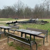 Incendio (doloso?) distrugge una casetta al Boschetto di Nichelino