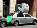 A Torino un cassonetto della spazzatura finisce sul tettuccio di un'automobile