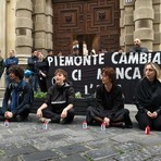 Protesta degli ambientalisti davanti a Palazzo Lascaris