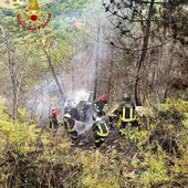 Lanzo Torinese, auto finisce fuori strada e prende fuoco: un ferito trasportato in ospedale