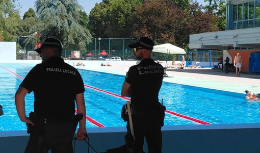 Polizia municipale e carabinieri in azione all’ingresso e a bordo piscina Polizia municipale e carabinieri in azione all’ingresso e a bordo piscina