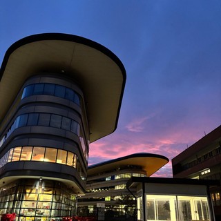 Una immagine notturna del Campus Einaudi