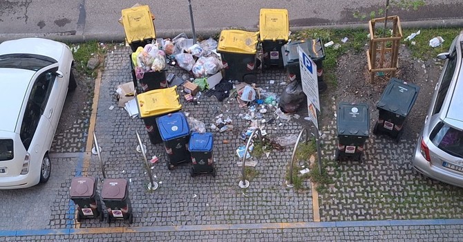 Cassonetti strapieni e rifiuti lungo la strada: immondizia ovunque in corso Francia