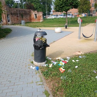 "Gran parte delle risorse sono per atti vandalici": ecco quanto ci costano cestini sfondati e panchine danneggiate