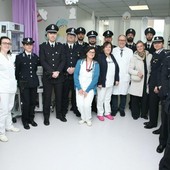 Un momento della consegna dei fondi raccolti