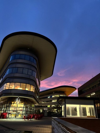 Una immagine notturna del Campus Einaudi