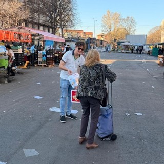 Al mercato di corso Brunelleschi donate colombe alle persone in difficoltà
