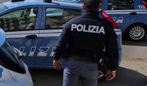 Gli agenti lo hanno convinto a tornare indietro e mettersi sul marciapiede Gli agenti lo hanno convinto a tornare indietro e mettersi sul marciapiede