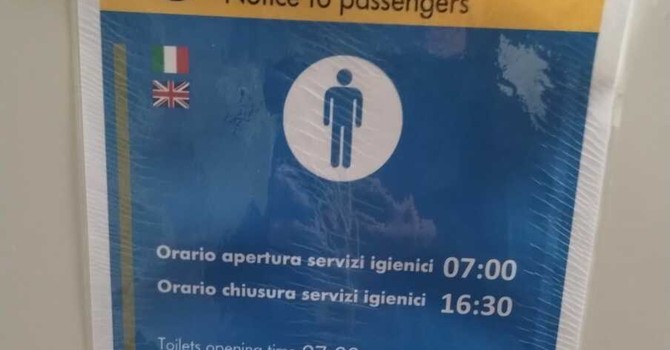 Il cartello incriminato in aeroporto Il cartello incriminato in aeroporto