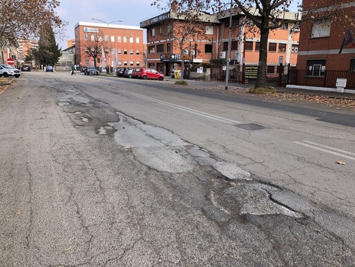 Venaria, in corso Toscana l'asfalto cade a pezzi