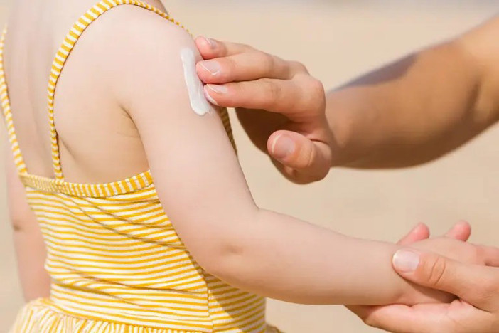 Bambini e sole: come proteggere la pelle?