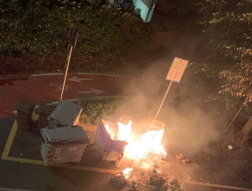 Moncalieri torna a fare i conti con i vandali. Di nuovo a fuoco i cassonetti dei rifiuti