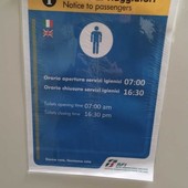 Il cartello incriminato in aeroporto