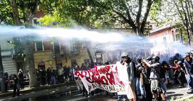 Corteo per lo sgombero di Askatasuna: perquisizioni in corso e misure cautelari. Corteo per lo sgombero di Askatasuna: perquisizioni in corso e misure cautelari.