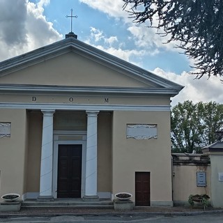 Una foto dell'ingresso del cimitero di Moncalieri