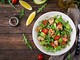 Estate, tra scampagnate, pranzi fuori e aperitivi: come goderseli senza appesantire l’intestino