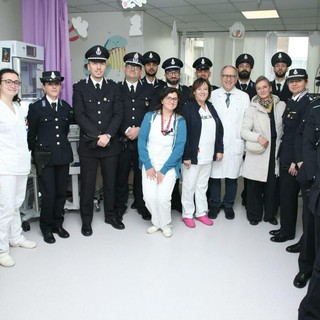 Un momento della consegna dei fondi raccolti