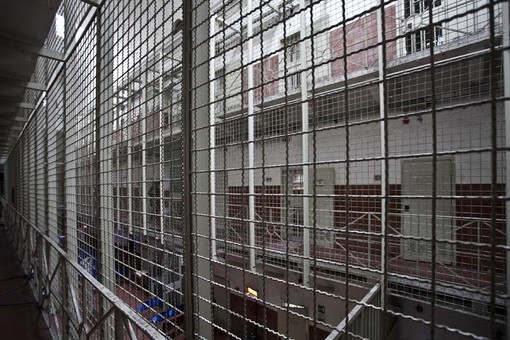 Nuova violenza in carcere: detenuta si scaglia con un'altra reclusa e una poliziotta