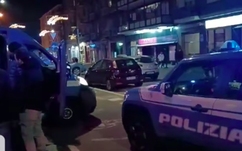 Un arsenale da guerra nella soffitta di un 60enne, la polizia scopre un mitra e una carabina