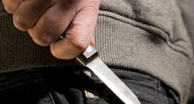 L'uomo ha minacciato la fidanzata con un coltello