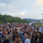 Folla di persone fuori dallo stadio