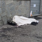 Dorme sul marciapiede, i residenti chiamano la polizia per allontanarlo Dorme sul marciapiede, i residenti chiamano la polizia per allontanarlo