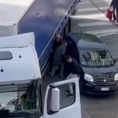 Parcheggia sulle strisce e il camion non riesce a far manovra: passanti la spostano di forza [VIDEO]