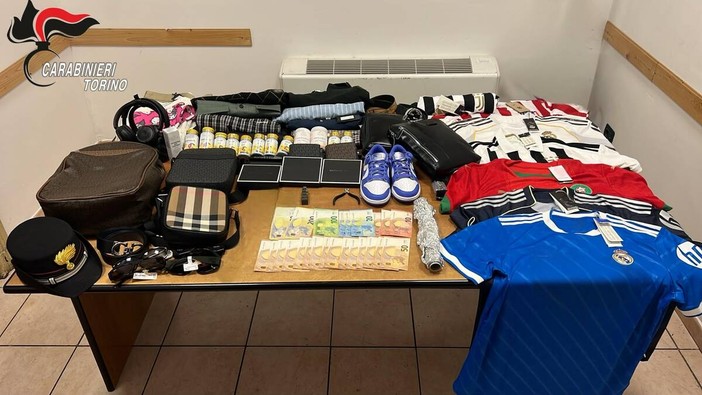 La merce scoperta dopo un controllo dei carabinieri di San Salvario La merce scoperta dopo un controllo dei carabinieri di San Salvario