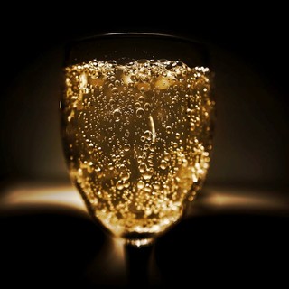Il Mondo Raffinato dello Champagne: Guida alla Scelta e Acquisto Online