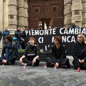 Protesta degli ambientalisti davanti a Palazzo Lascaris