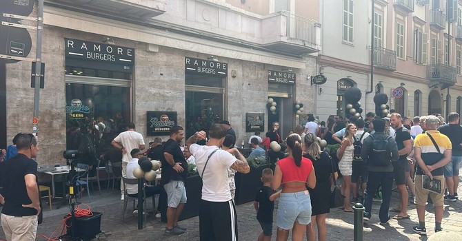 Tutti in coda per la nuova hamburgeria nel centro di Torino