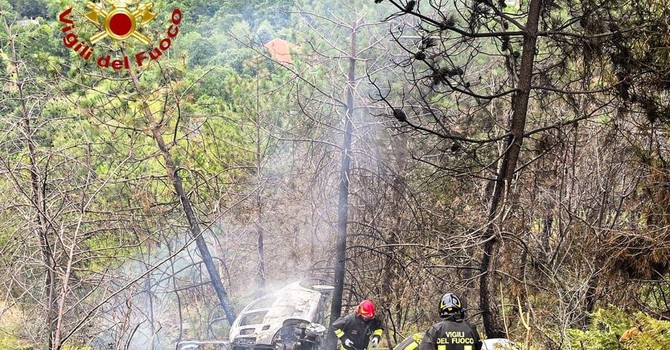 Lanzo Torinese, auto finisce fuori strada e prende fuoco: un ferito trasportato in ospedale