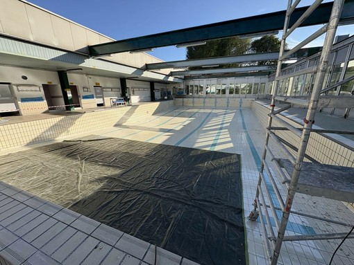 Alla piscina Lido i cantieri della nuova copertura: “Pronta a fine mese”