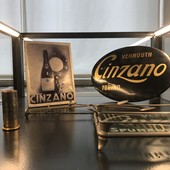 Le insegne di un marchio che ha rappresentato un pezzo di storia nell'Italia del Dopoguerra (dal portale Cinzano.com)
