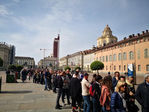 Immagine d'archivio di visitatori in coda per entrare ai Musei Reali di Torino Immagine d'archivio di visitatori in coda per entrare ai Musei Reali di Torino