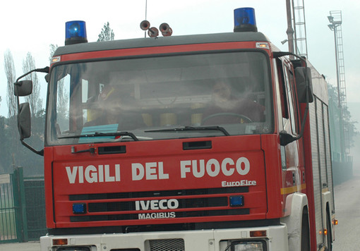 Incendio alla barriera autostradale: auto avvolta dalle fiamme