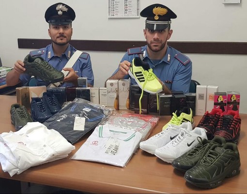 Rivarolo Canavese, abbigliamento e profumi contraffatti in auto: denunciati