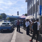 In fila sotto il sole per i permessi di soggiorno: si riaccende la questione via Botticelli In fila sotto il sole per i permessi di soggiorno: si riaccende la questione via Botticelli