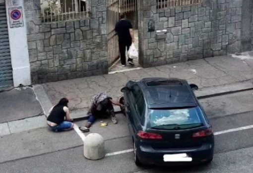 Fumano il crack sul marciapiede e urinano per terra: “Scene che stanno diventando quotidiane”