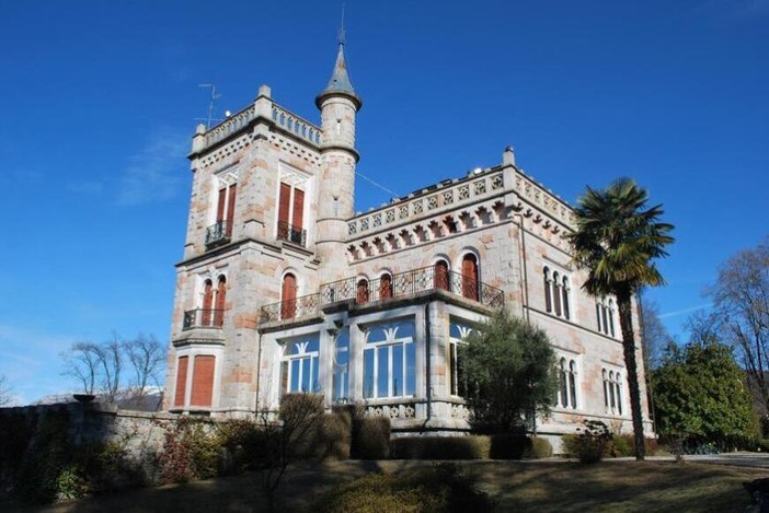 Una immagine del castello di Miasino Una immagine del castello di Miasino