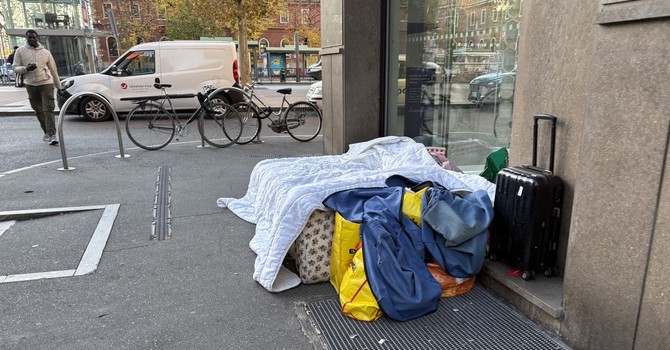 Clochard accampato davanti a una banca: “La nuova povertà che avanza” Clochard accampato davanti a una banca: “La nuova povertà che avanza”