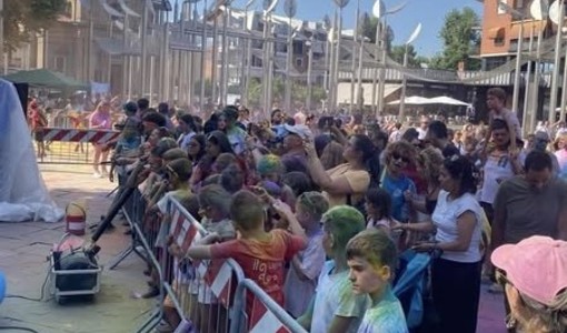 Nichelino, piazza Di Vittorio animata da 500 bambini per la &quot;Battaglia dei Colori&quot;