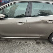 Auto danneggiate dai cassonetti spostati dal vento Auto danneggiate dai cassonetti spostati dal vento